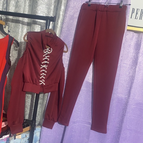 Stylish Burgundy 2pc Set - Picture 4 of 5